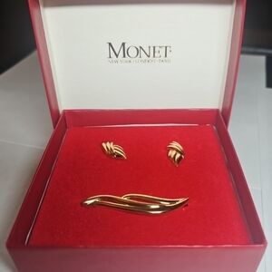 Vintage Monet Gold Tone Brooch And Earrings Set
